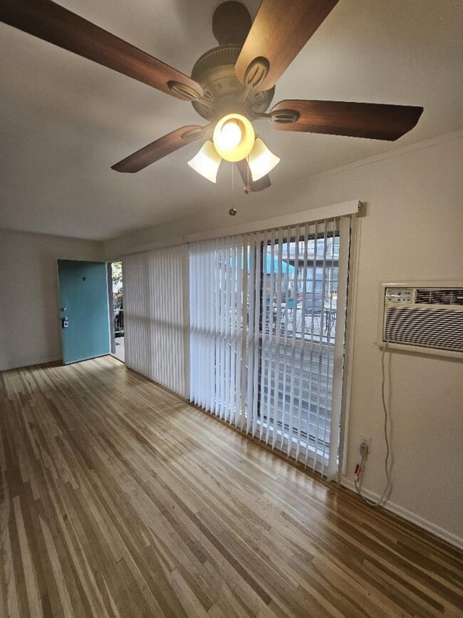 Photo - Holiday Manor