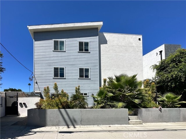 Building Photo - 14019 Vanowen St Rental