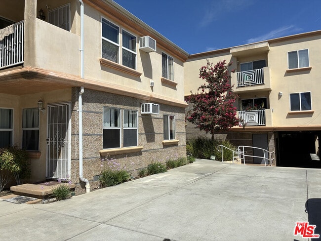 Photo - 15943 Victory Blvd