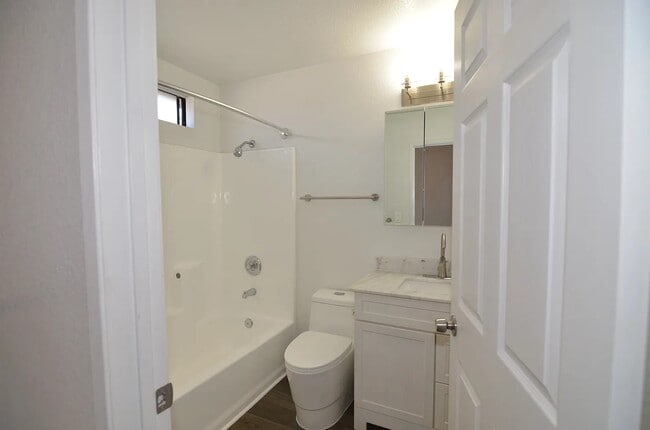 Photo - 668 W 15th St