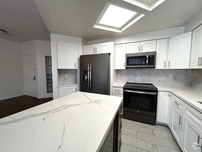 Building Photo - $500 OFF First Month's Rent! 2BR/2BA Downt... Rental