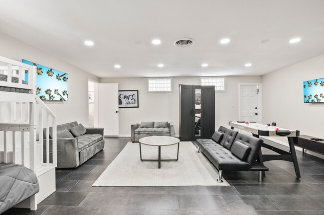 Photo - 9452 Larrabee Ave