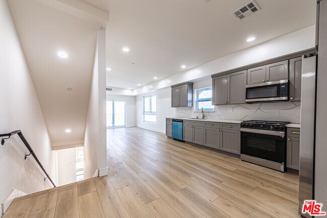 Photo - 5434-5434 Romaine St