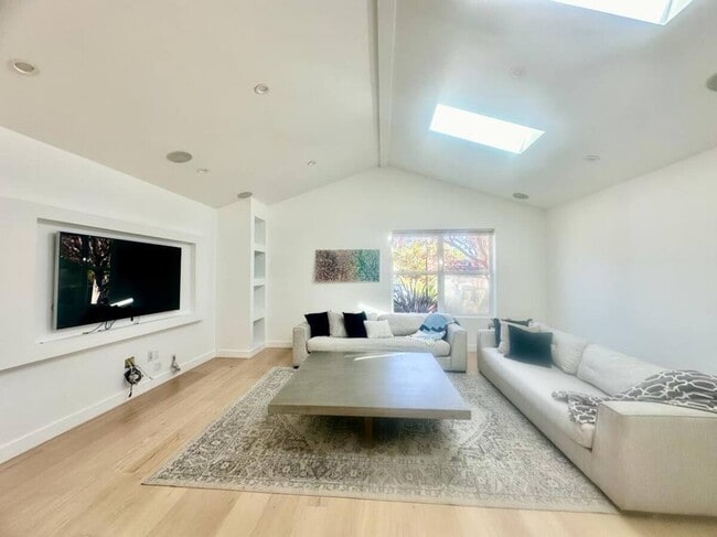 Photo - 23032 Mariano St