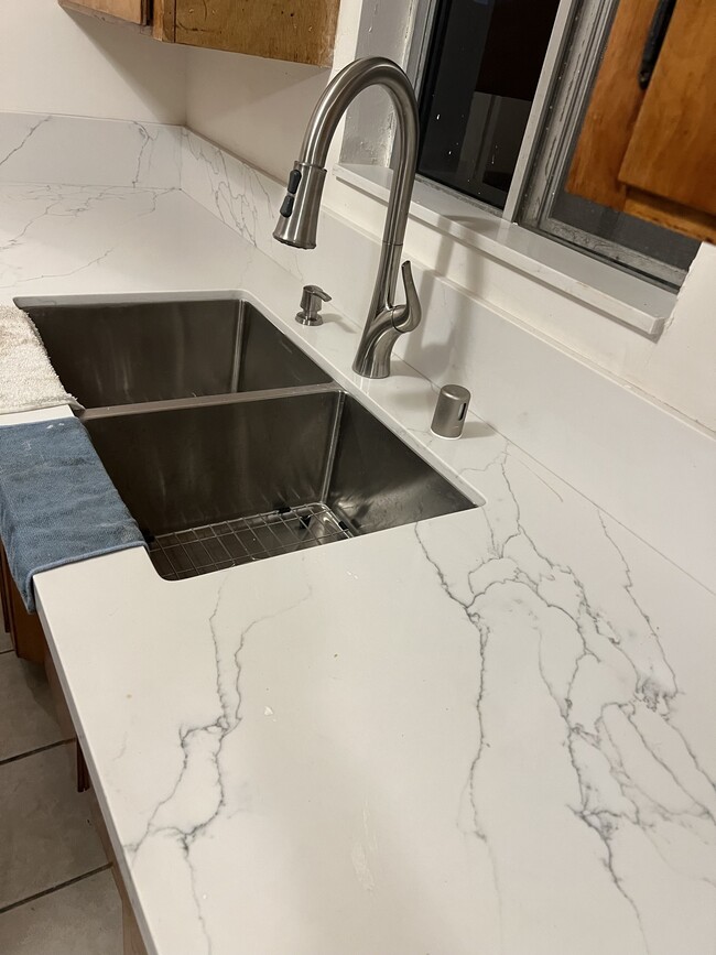 Building Photo - 1022 W 25th St Unit #1