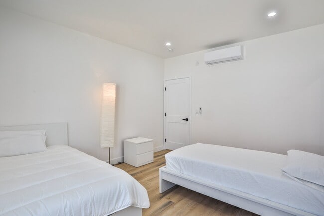 Building Photo - Beautiful, Fully Furnished 2BR w/ washer / dryer appliances