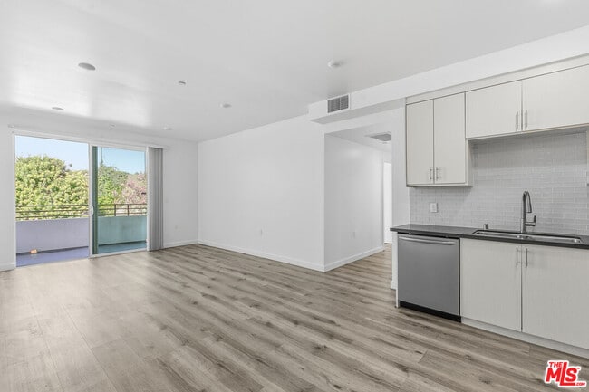 Building Photo - 11408 Sarah St Unit 301