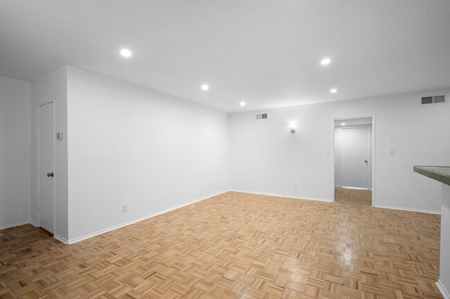 Photo - 5320 Zelzah Ave Unit #314