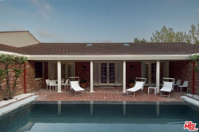 Photo - 1121 N Beverly Dr