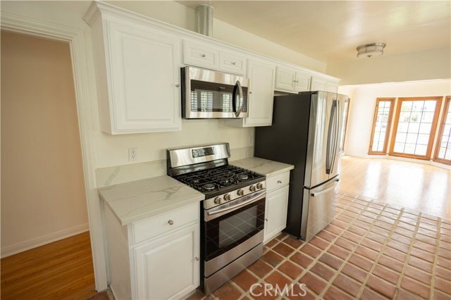 Building Photo - 446 S La Peer Dr