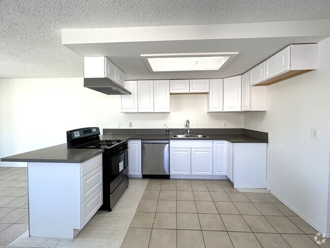 Building Photo - AVAILABLE NOW!! 2 Bedroom 2 Bath Apartment... Unit C