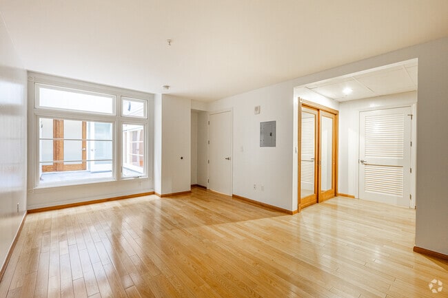 1BR, 1BA - 978SF - BEDROOM - Spring Arcade Building