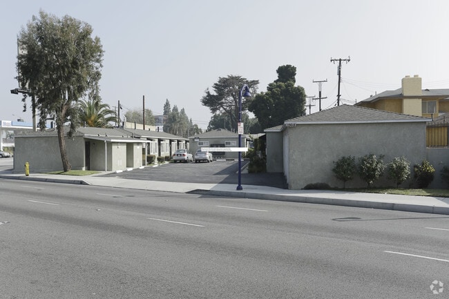 Building Photo - 12618 Lakewood Blvd Rental