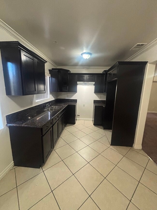 Photo - 715 W 62nd St