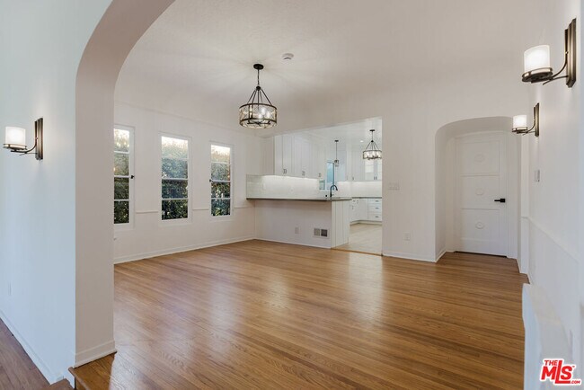 Photo - 1122 S Tremaine Ave