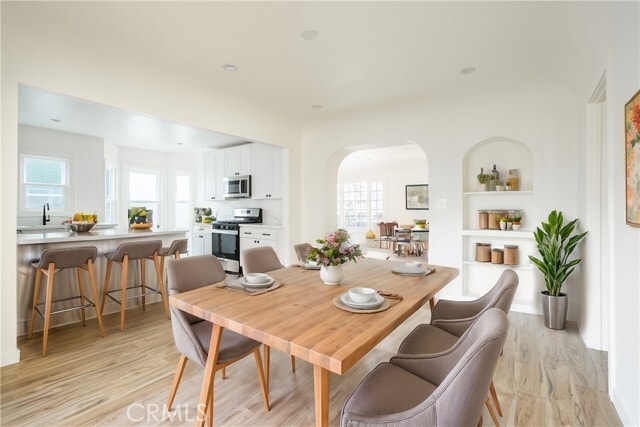 Building Photo - 740 S Stanley Ave