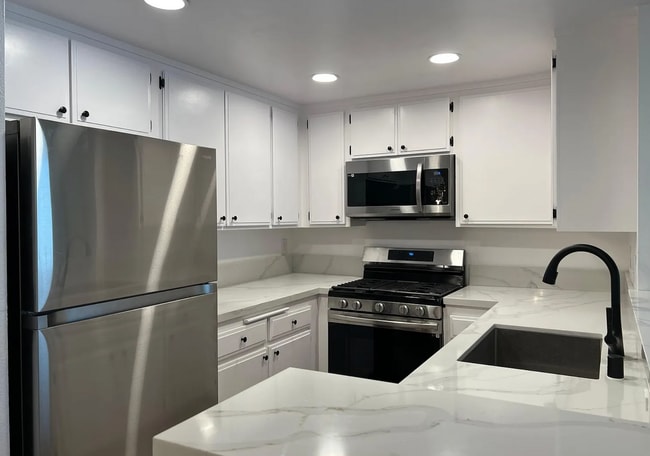 Photo - Lovely 2 Bed/2 Bath with Hardwood Floors, Central Air Conditioning, Stainless Steel Appliances, L...