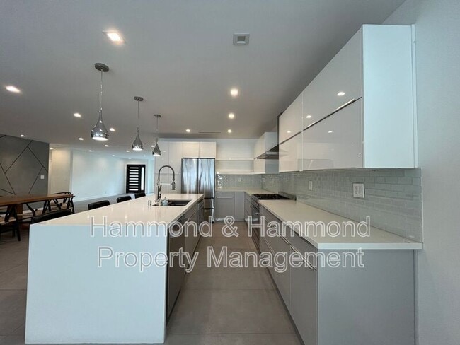Photo - 5735 Saloma Ave