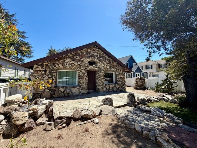 Photo - Charming 2 bedroom 1 bathroom house in Thousand Oaks!