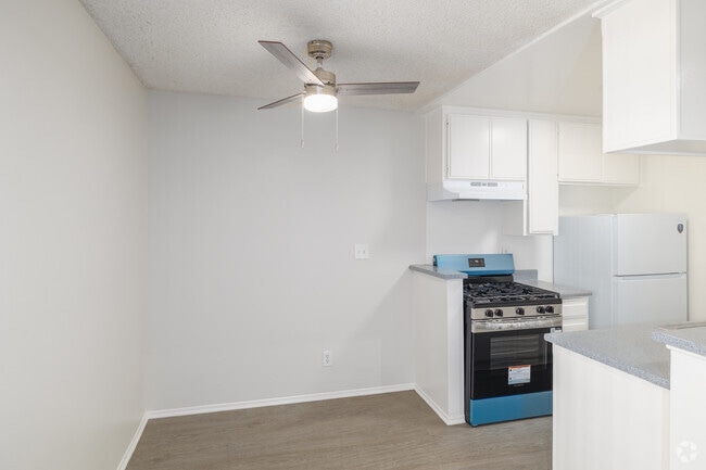 1BR, 1BA - 520SF - Dining Room - Vassar Carriage House