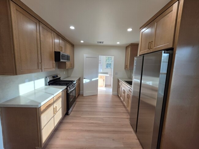 Building Photo - 2913 W Riverside Dr Unit 2913