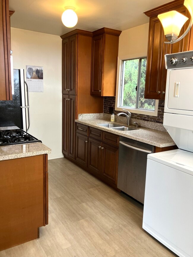 Kitchen with in unit washer & dryer - 731 Oro Ter Unit Single