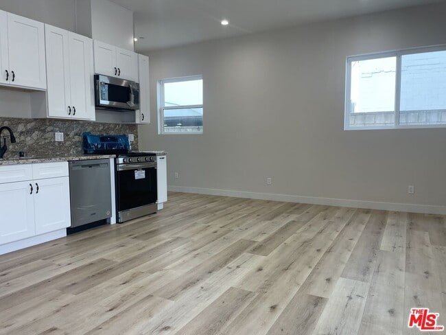 Photo - 16698 Moorpark St House