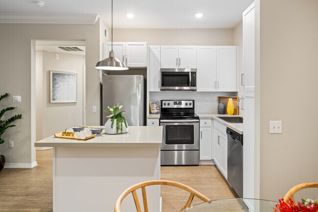 1BR, 1BA - 724SF - Kitchen - Amerige Pointe