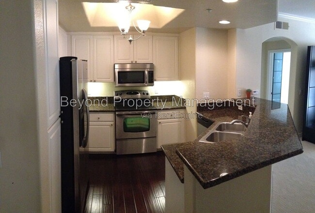 Building Photo - 9263 Regents Rd Unit B209