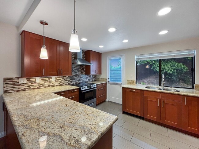 Beautiful 3B/2BA Home W/ 2 Car Garage, Was... - Beautiful 3B/2BA Home W/ 2 Car Garage, Was...