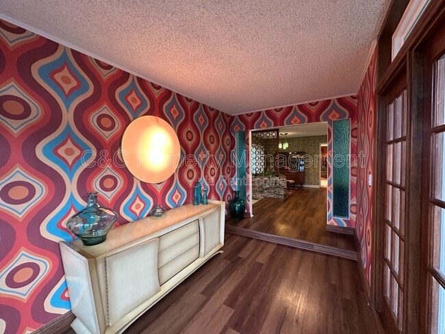 Photo - 425 Edgerton Dr