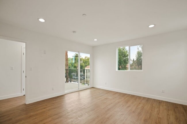 Photo - 4232 Rosewood Ave Unit 4232 1/2