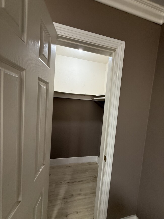 Photo - 1250 E 87th St