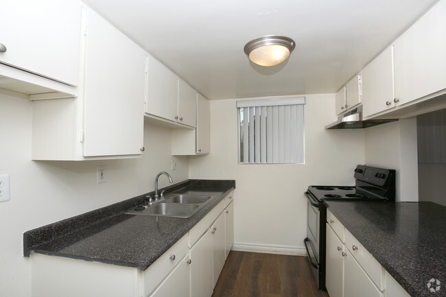 2 BR, 1 BA - University Court
