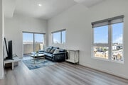 1BD, 1BA - 605SF - Living Room - 983 Dewey Ave