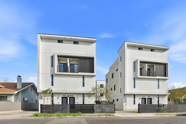 Building Photo - 608 E 29th St