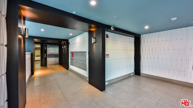 Photo - 5143 White Oak Ave Unit 306