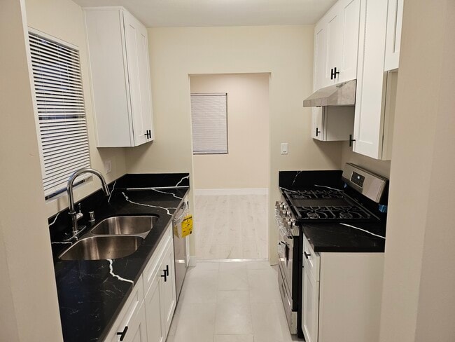 Photo - 2017 W Victory Blvd