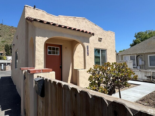 Building Photo - 344-350 N. Ventura Ave. Unit 344 N. Ventura Ave Rental
