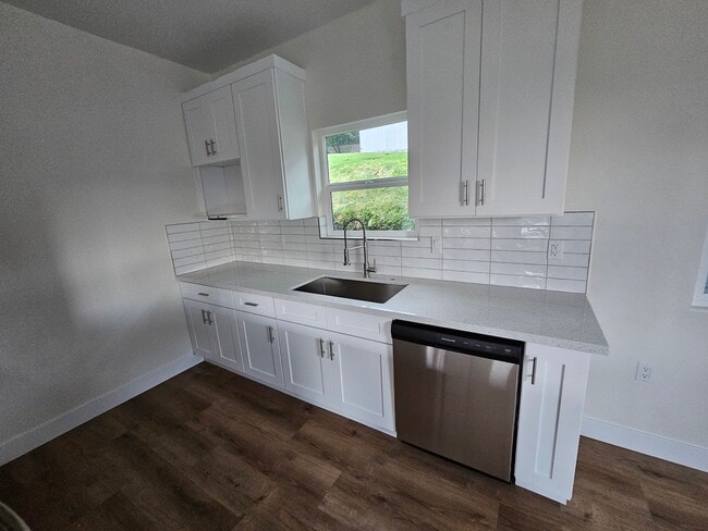 Photo - 1158 W 1st St