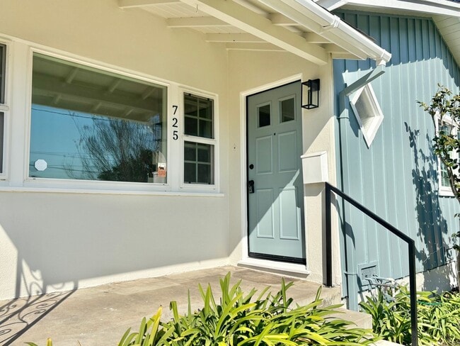 Building Photo - Recently Renovated 2BD Home in El Segundo with Large Backyard & 2-Car Garage