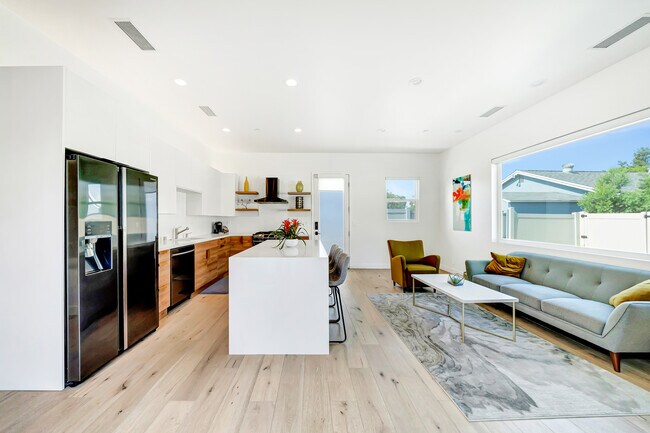 Photo - 23354 Burbank Blvd