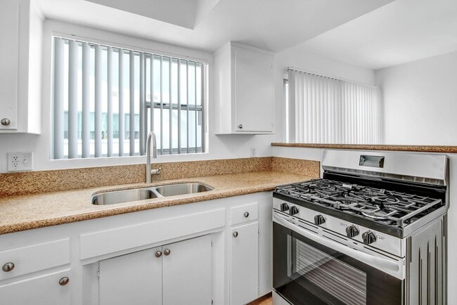 Photo - 744 S.Windsor Blvd. - just south of Wilshire Blvd. Unit 06