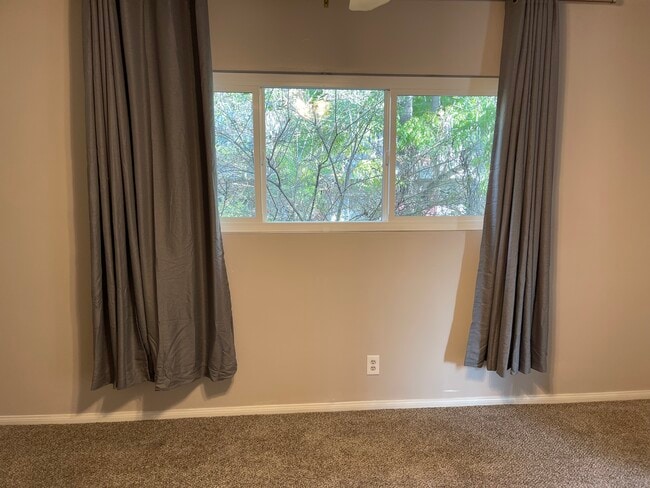 Bedroom - 2328 N Beachwood Dr Unit Apt 5