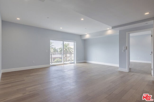 Photo - 2939 Leeward Ave Unit 401