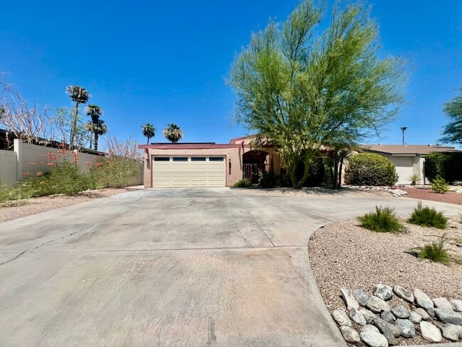 Building Photo - AVAILABLE NOW! 3 Bedroom 2 Bathroom POOL H... Rental