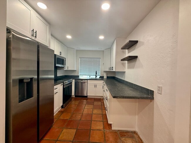 Beautiful 3 bedroom (2 bed + den/office) t... - Beautiful 3 bedroom (2 bed + den/office) t... Townhome