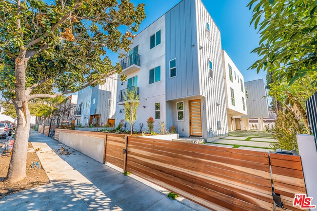 Building Photo - 1238 1/2 Beachwood Dr