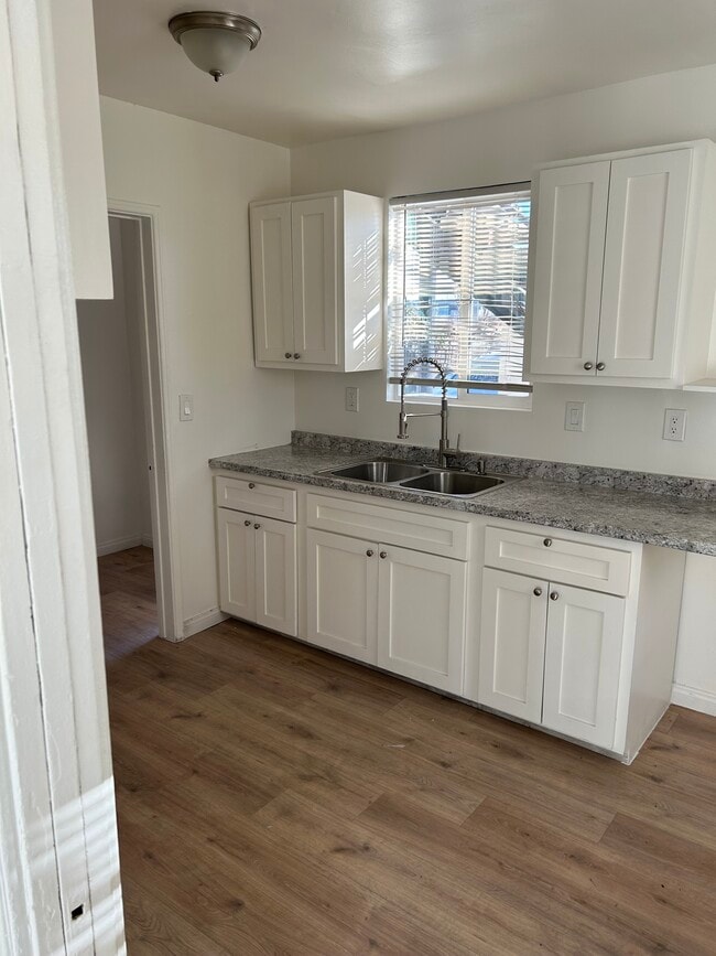 KITCHEN - 422 W Laurel St Apartments Unit A