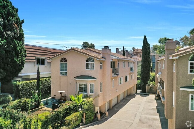 Building Photo - 402 Iris Ave Unit #B Rental